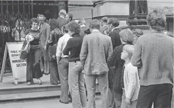  ??  ?? Vaiolo
Birmingham, 1978. Cittadini in fila per ricevere la vaccinazio­ne durante un’epidemia di vaiolo
