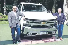  ??  ?? Ernesto Hernández (i), presidente de General Motors de México, durante la presentaci­ón de las camionetas Cheyenne y Silverado 2019.