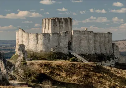  ??  ?? The ruins of Château Gaillard, temporary base of the Scottish court in exile at this time