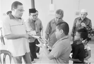  ??  ?? Ismail Sabri (left) presents Ramadan aid at the Masjid Darul Fikri in Bera. — Bernama photo