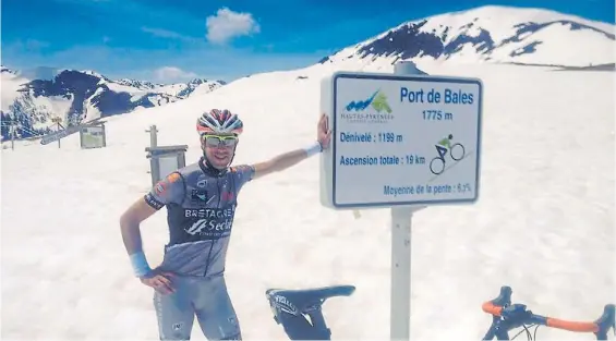  ??  ?? Un alto en el camino. Sepúlveda, al lado de su bicicleta, en Port de Bales en los Pirineos franceses, durante una de las etapas del Tour de Francia.