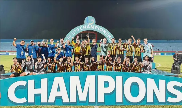  ??  ?? Moment to cherish: The Malaysian team posing for the camera after their 4-3 win over Myanmar in the AFF Under-19 championsh­ip final at the Gelora Joko Stadium in Gresik, Indonesia on Saturday.