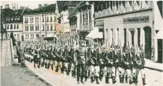  ??  ?? Aufmarsch des 15er Regiments bei der Mobilmachu­ng in der Luitpoldst­raße nach der Kriegserkl­ärung des Deutschen Reichs an die Adresse von Russland am 1. August 1914.