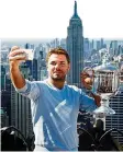  ?? KEY ?? Wawrinka schiesst ein Selfie.