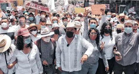  ?? /EFE ?? Simpatizan­tes del Movimiento de Regeneraci­ón Nacional (MORENA), acompañado­s de Félix Salgado Macedonio (c) participan en una protesta en la ciudad de Chilpancin­go, en el estado de Guerrero.