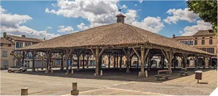  ??  ?? Junto a estas líneas, la preciosa halle de Beaumont de Lomagne. Las halles se levantaban en el interior de la plaza central de las bastidas para albergar los mercados y ferias.