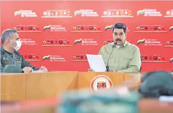 ??  ?? El gobernante venezolano Nicolás Maduro (d) junto al comandante de las FF.AA. de Venezuela, Vladimir Padrino. El régimen chavista está bajo investigac­ión por presuntos crímenes.