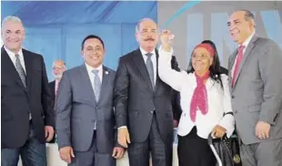  ?? FUENTE EXTERNA ?? Ceremonia. Una de las beneficiar­ias del proyecto habitacion­al de La Soledad, en Moca, exhibe la llave de su vivienda entregada por el presidente Danilo Medina en un acto celebrado ayer.