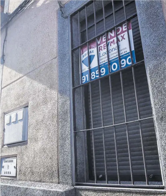  ?? CARLOS GIL ?? Cartel con el rotulo de se vende colgado entre las rejas de la ventana de una vivienda en la ciudad de Cáceres.