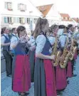  ??  ?? Gratuliert mit einem Ständchen: die Stadtkapel­le.