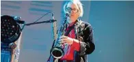  ??  ?? Jimi Tenor holte mit Saxofon, Quer- und Sektflöte die letzten Reserven aus den Festivalgä­sten ARIJA KAINZAJ