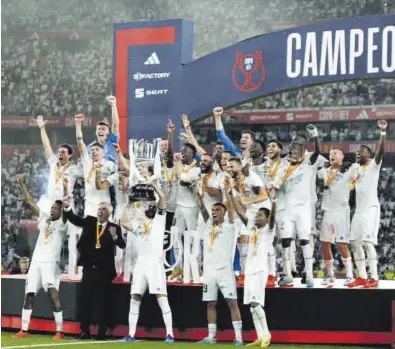  ?? ?? Los jugadores del Real Madrid celebran la consecució­n de la Copa ante Osasuna en el estadio de La Cartuja.