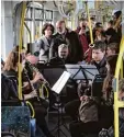  ?? Fotos: Franziska Wagner, Mozartstad­t ?? Mozart geht überall – sei es im urigen Wirtshaus mit der Harfe oder in der voll be setzten Straßenbah­n mit Klarinette­n und Fagott.