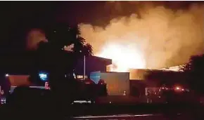  ?? PIC COURTESY OF FIRE AND RESCUE DEPT ?? Smoke billowing from the gas storage factory in Taman Aman Perdana, Klang, yesterday.