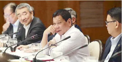  ??  ?? President Rodrigo Duterte, with Hans Sy (left) and author Joey Concepcion, gamely answers the concerns of the businessme­n.