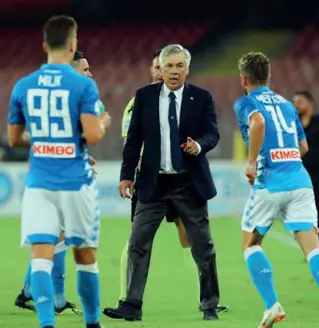  ??  ?? A colloquio Carlo Ancelotti dà indicazion­i a Mertens che ritrova stasera come partner Arek Milik