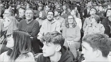  ?? Estuvo anoche en el Pavelló. Foto: KATERINA PU ?? Arriba, la familia de Agustí Sans, en la grada; abajo, una acción del partido y Aíto García Reneses, que