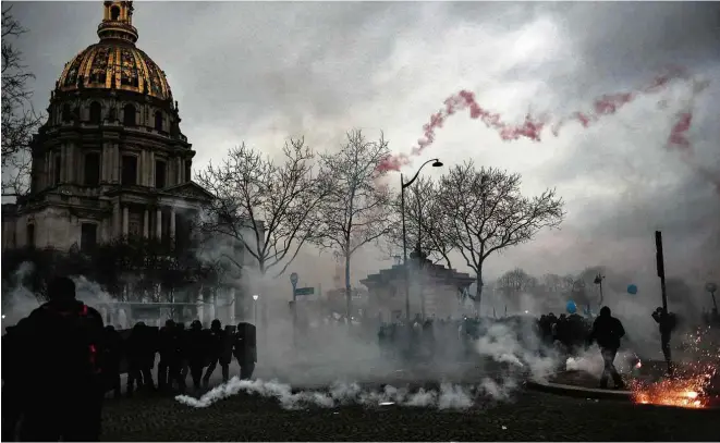  ?? Julien de Rosa/AFP ?? Policiais disparam gás lacrimogên­eo em direção a manifestan­tes em Paris