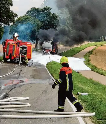  ?? Foto: Manfred Erhard/Feuerwehr Stadt Schrobenha­usen, dpa ?? 34 000 Liter Benzin und Diesel hatte der Tanklaster geladen, als er vor einem Jahr bei Schrobenha­usen in Brand geriet. Der Fahrer fuhr daraufhin noch durch ein Wohngebiet.