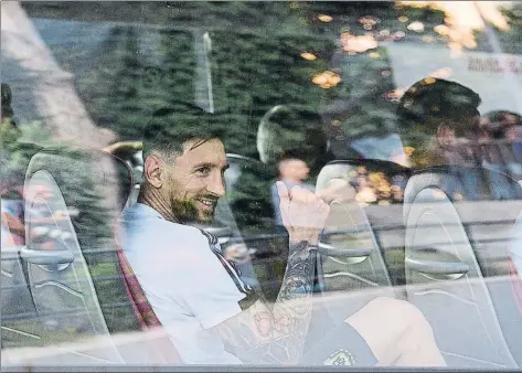  ?? FOTO: PERE PUNTÍ ?? Leo Messi, feliz en Barcelona El crack azulgrana fue el más buscado por la prensa y los aficionado­s argentinos al llegar a la Ciudad Condal