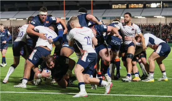  ?? ?? Man- of- the- match Pierre Schoeman scores a try for Edinburgh during their victory over Saracens