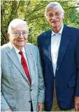  ?? Foto: Peter Heider ?? Zum großen Gratulante­nkreis beim 90. Geburtstag von Dr. Helmut Kantor (links) gehörte auch Thierhaupt­ens Altbürger meister Fritz Hölzl.