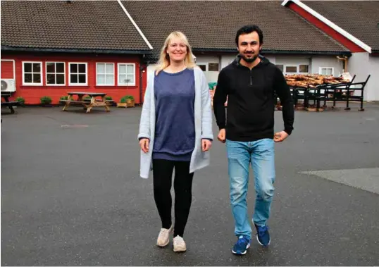  ?? FOTO: TORBJØRN WITZØE ?? Daglig leder Melinda Kvinlaug og Sanjar Botoon i Norges Multikultu­relle Senter håper på sikt å få alle kommunene som bosetter flyktninge­r som kunder til det digitale integrerin­gskurset.