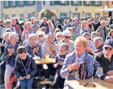  ?? RP-FOTOS: ACHIM BLAZY ?? Bereits um 12 Uhr war der Marktplatz in der Innenstadt rappelvoll. Die City war bis in den späten Nachmittag hinein sehr gut besucht.