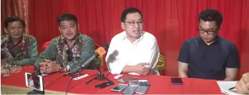  ??  ?? Chong (second right) speaks to reporters after the meeting with coffee shop owners in Kuching. Also seen are Tan (right) and Hii (second left).