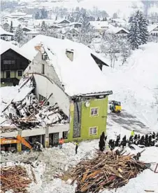 ?? BRUNNER ?? Große Schneelast bringt auch Häuser in Gefahr – in Lienz stürzte das Dach der alten Versteiger­ungshalle ein