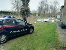  ??  ?? Il controllo I carabinier­i nel sito in cui l’imprenditr­ice ha gettato scarti e rifiuti vari