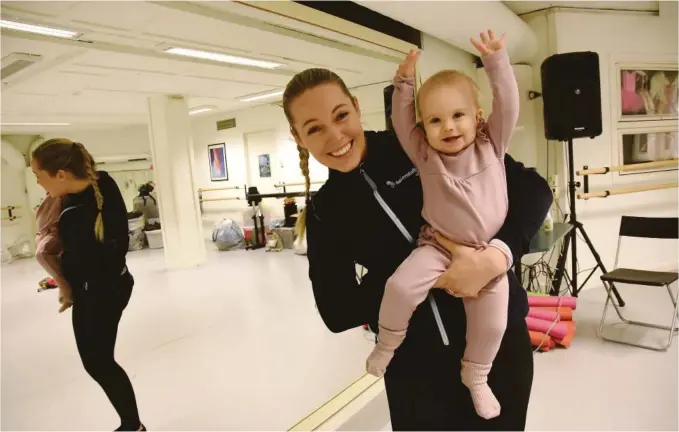  ??  ?? LITEN BALLERINA: Ellen Karoline K. Egge og Liv Iben (10 md.) er klare med et nytt opplegg for mor og barn i Grimstad, nemlig babydans på Allegro ballettstu­dio. Hun anbefaler også pilatestim­ene på kveldstid som egentlig for nybakte mødre.