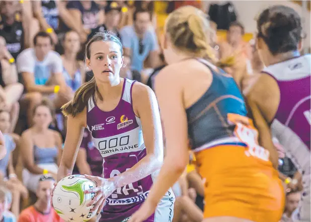  ?? Picture: PETER BURTON ?? RISING STAR: Young gun Tippah Dwan is determined to remain a thorn in the side of Super Netball defenders during her debut season.