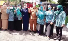  ?? KECAMATAN GAYUNGAN FOR JAWA POS ?? AKTIF SOSIALISAS­I: Camat Gayungan Soedibyo (empat dari kanan) dan Kadinkes dr Febria Rachmanita (lima dari kanan) bersama anggota Pendekar Biru.