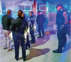  ?? ?? Auxilio. La Policía Municipal de Torreón localiza al adolescent­e con alerta Amber en el cruce de calles Xochimilco y Juárez.