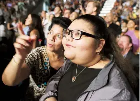  ??  ?? Tanto la joven como su mamá y principal apoyo, Lillian Nieves, disfrutaro­n el sábado del concierto del cantante.