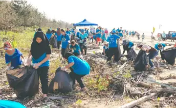  ??  ?? Volunteers clean up the beach in Oya, Dalat on July 22.