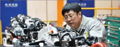  ?? PROVIDED TO CHINA DAILY ?? Lu Xindi works in one of his innovation studios at the FAW Jiefang Dalian Diesel Engine Company in Dalian, Liaoning province.