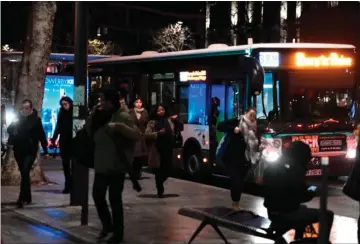  ??  ?? De fleste metrolinje­r i Paris er lukkede, men nogle busser kører. Foto: Stephane de Sakutin / AFP