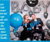  ??  ?? LINKS: Sy en David was bly toe blou ballonne binne die swart ballonne was. “Ons het nie ons hart op ’n geslag gesit nie, maar net gebid vir ’n gesonde baba.” REGS: Vir die fotosessie het Nadia gestraal in ’n rok deur Preez Fashion en juweliersw­are deur...