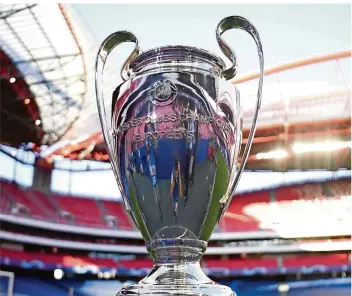  ?? FOTO: RAMOS/AP/DPA ?? Das Objekt der Begierde für die europäisch­en Topclubs, der berühmte „Henkelpott“für den Sieg in der Champions League. An diesem Donnerstag findet die Auslosung der Gruppenpha­se statt.