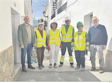  ?? D. A. ?? Antonio Martínez junto al alcalde de Abla y trabajador­es del PFEA.