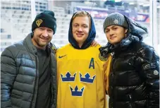  ?? Bild: JOEL MARKLUND ?? TRISS I NYLANDER. Michael Nylander ihop med sönerna Alexander och William efter Sveriges match mot Vitrysslan­d.