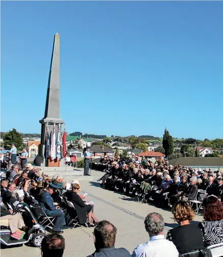  ?? MIKE BAIN ?? One thousand people turned out at the Morrinsvil­le Cenotaph for Anzac Day commemorat­ions.