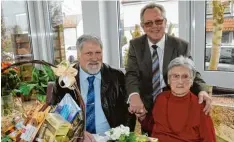  ?? Foto: Roland Furthmair ?? Bürgermeis­ter Karl Janson (links) und Herbert Pressl gratuliere­n Maria Bilmayer aus Illerberg zum 100. Geburtstag.