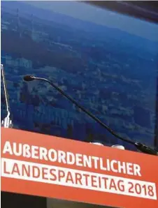  ??  ?? Strahlende­r Sieger: Wohnbausta­dtrat Michael Ludwig wurde zum neuen Wiener SPÖChef gewählt. Er will die Partei nun einen
APA/PFARRHOFER