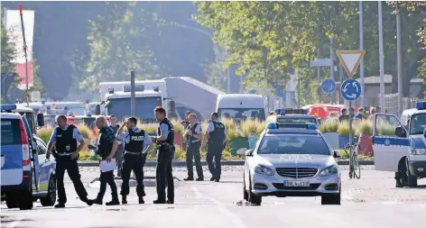  ?? FOTOS (3): DPA ?? Mit einem Großaufgeb­ot war die Polizei in Konstanz im Einsatz. Der Tatort vor der Diskothek „Grey“wurde weiträumig abgesperrt.