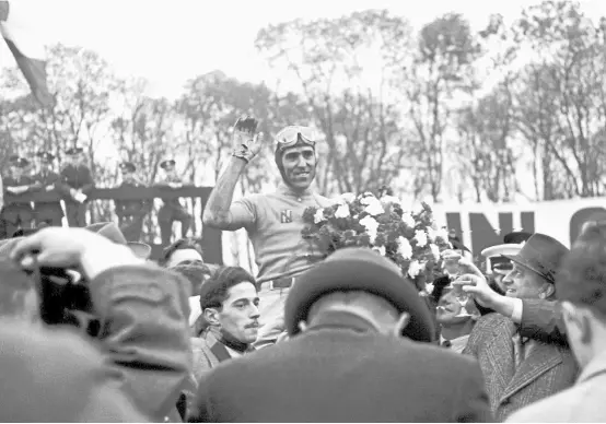  ?? GETTY ?? Tazio Nuvolari festeja una victoria en Donington con Auto Unión; el italiano fue un rico personaje del mundo de la velocidad