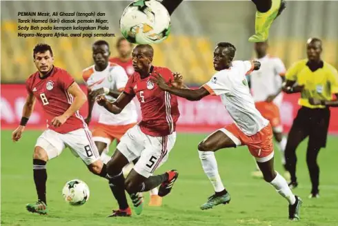  ??  ?? PEMAIN Mesir, Ali Ghazal (tengah) dan Tarek Hamed (kiri) diasak pemain Niger, Sedy Beh pada kempen kelayakan Piala Negara-Negara Afrika, awal pagi semalam.