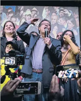  ?? NICOLO FILIPPO ROSSO / BLOOMBERG ?? Gustavo Petro, dirigiéndo­se a sus seguidores en la noche electoral